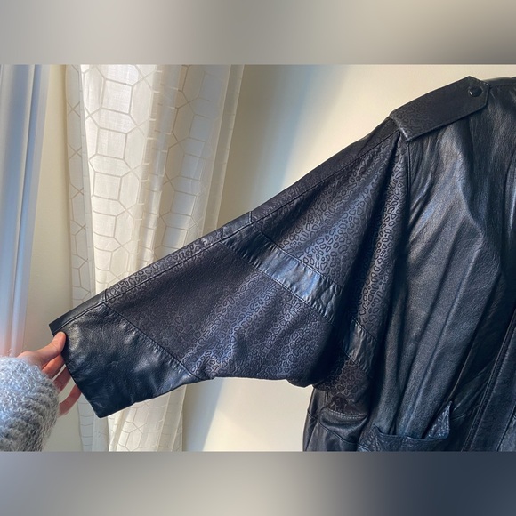 Vintage black leather batwing jacket - Picture 9 of 16